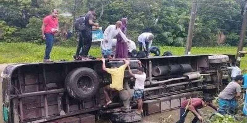 লক্ষ্মীপুরে নিয়ন্ত্রণ হারিয়ে বাস খাদে: নিহত ১, আহত ১০