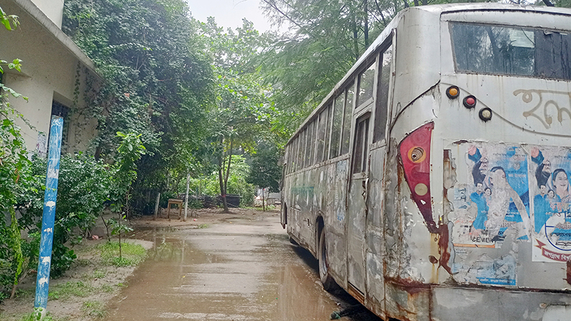 ভবনের সামনে ফেলে রাখা বাসে চলাচলে জবি শিক্ষার্থীদের ভোগান্তি