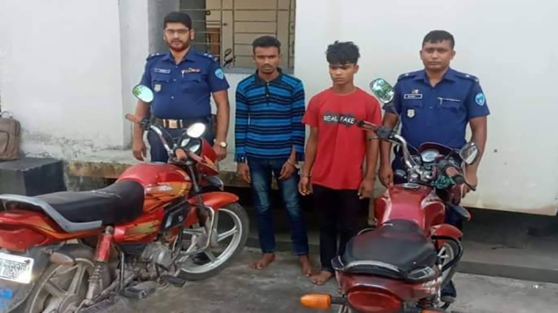 লক্ষ্মীপুরে চোরাই মোটরসাইকেলসহ আটক ২