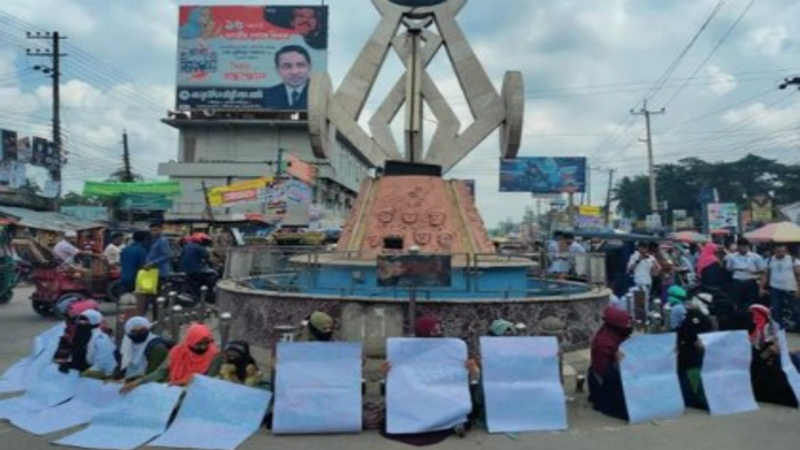 নারী ও শিশু নির্যাতনের প্রতিবাদে, লক্ষ্মীপুরে ছাত্রীদের প্রতিবাদ