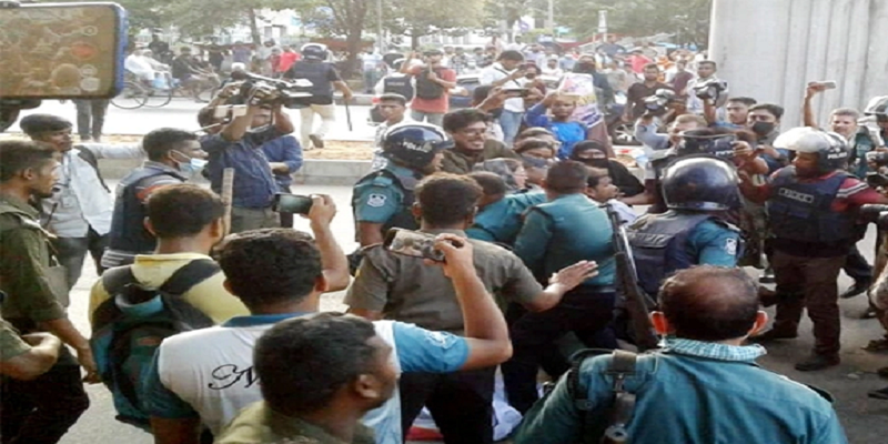 চাকরিতে প্রবেশের বয়স ৩৫ করার দাবিতে শাহবাগ অবরোধ, পুলিশের লাঠিপেটা