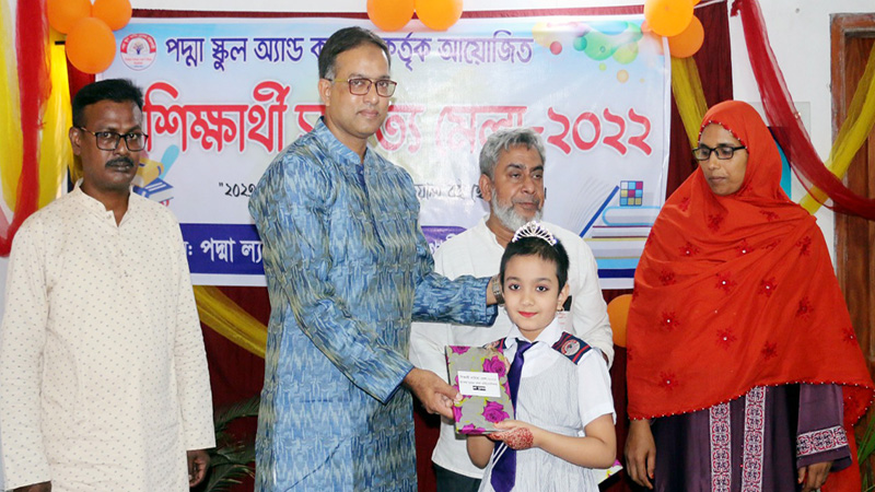 মোবাইল নয়, শিশুদের হাতে বই দিন: ডাবলু সরকার