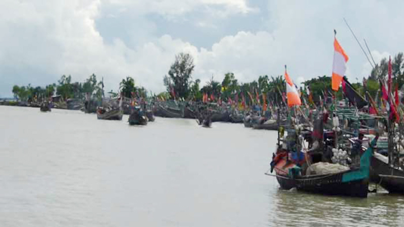 হাতিয়ার সঙ্গে সারা দেশের নৌ-যোগাযোগ বন্ধ
