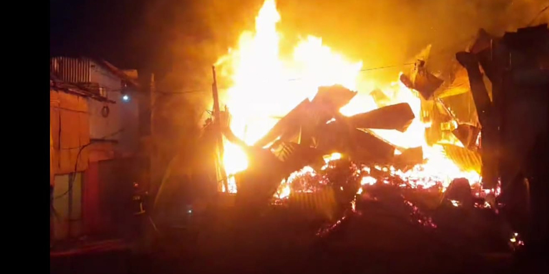 নোয়াখালীতে শর্ট সার্কিটের আগুনে পুড়ল ১৭ দোকান