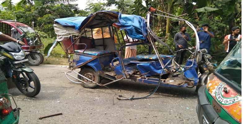 লক্ষ্মীপুরে জোনাকি গাড়ীর ধাক্কায় আহত ৪