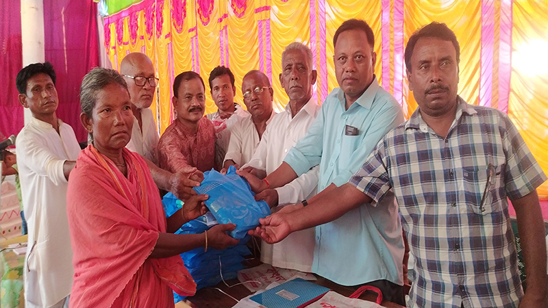 রুহিয়ায় শারদীয় দুর্গা পূজা উপলক্ষে বস্ত্র বিতরণ