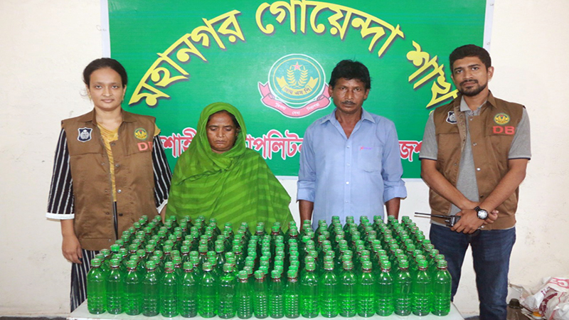 রাজশাহী মহানগরীতে লক্ষ টাকার চোলাইমদসহ দুই মাদক কারবারি গ্রেফতার