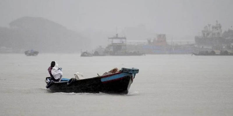 ভারি বৃষ্টির আভাস, নদীবন্দরে সতর্কতা