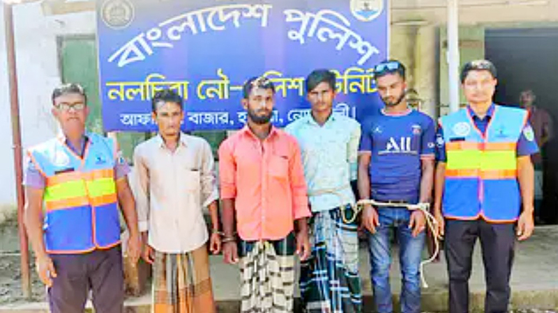 হাতিয়াতে বাজারে ইলিশ নেওয়ার পথে আটক ৪