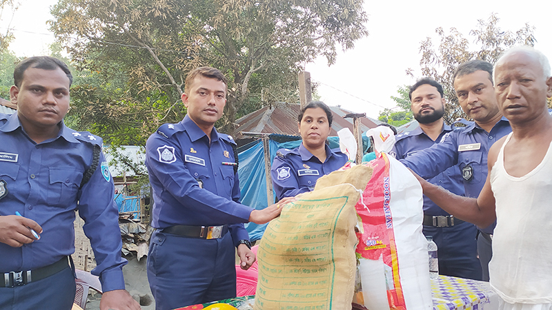 রুহিয়া থানা পুলিশের পক্ষ থেকে খাদ্য সামগ্রী বিতরণ