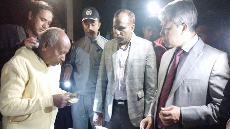 রুহিয়ায় অগ্নিকাণ্ডে  ক্ষতিগ্রস্থ পরিবারের মাঝে নগদ অর্থ প্রদান
