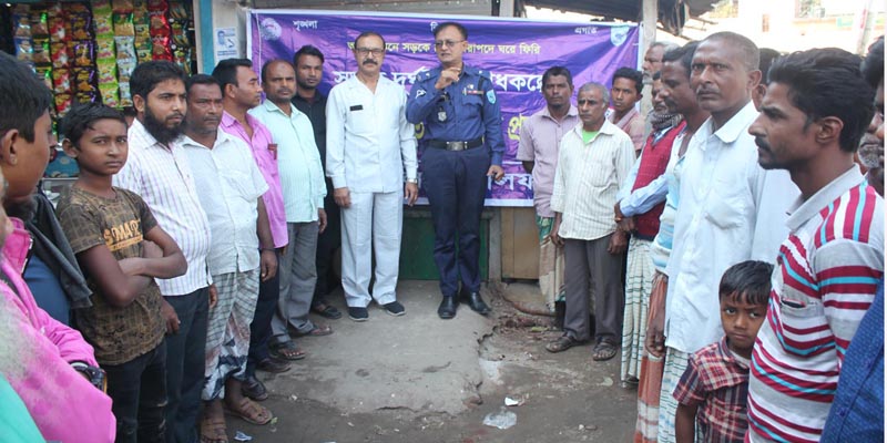 ডোমারে সড়ক দূর্ঘটনা রোধকল্পে ট্রাফিক পুলিশের সচেতনতামূলক প্রচারণা