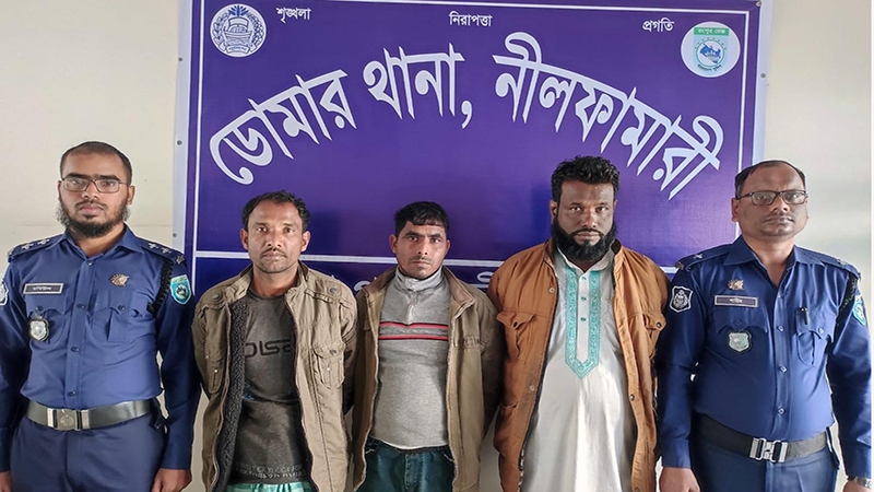 ডোমারে জুয়ার আসর থেকে গ্রেফতার-৩