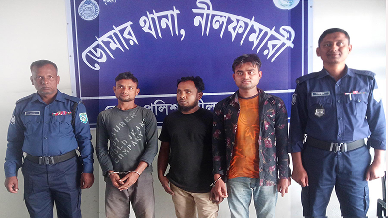 ডোমারে মাদক সেবন কালে ৩ মাদকসেবী আটক