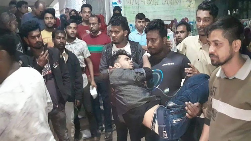 লক্ষ্মীপুরে মোটরসাইকেলের ধাক্কায় হাসপাতালে ৪ বন্ধু