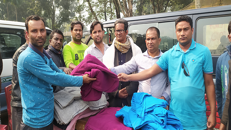 রুহিয়ায় বিজয় দিবস উপলক্ষে মাইক্রোবাস চালক সমিতির কম্বল বিতরণ