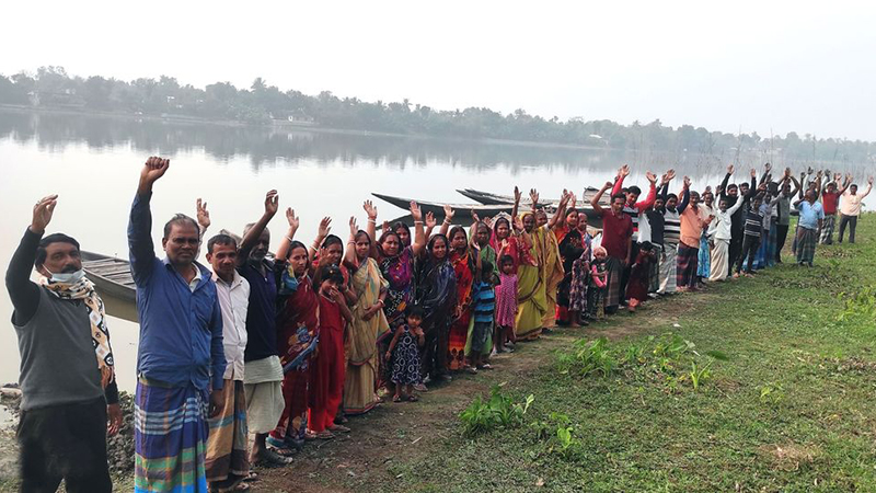 ঝিনাইদহের বলুহর বাওড়পাড়ে মৎস্যজীবীদের মানববন্ধন
