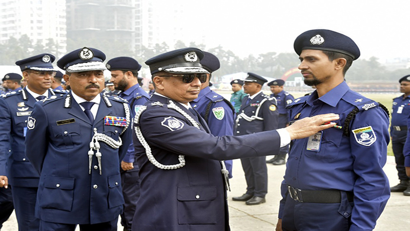 পুলিশের গুড সার্ভিস 'আইজি ব্যাজ' পেলেন নাজমুল