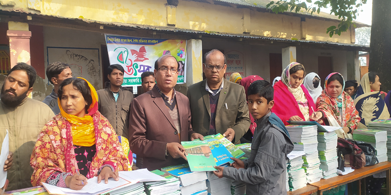 রুহিয়ায় বই বিতরণ উৎসব পালিত