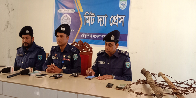 তেঁতুলিয়ায় দুর্ধর্ষ ছিনতাই, ছিনতাইকারীর তিন সদস্য আটক