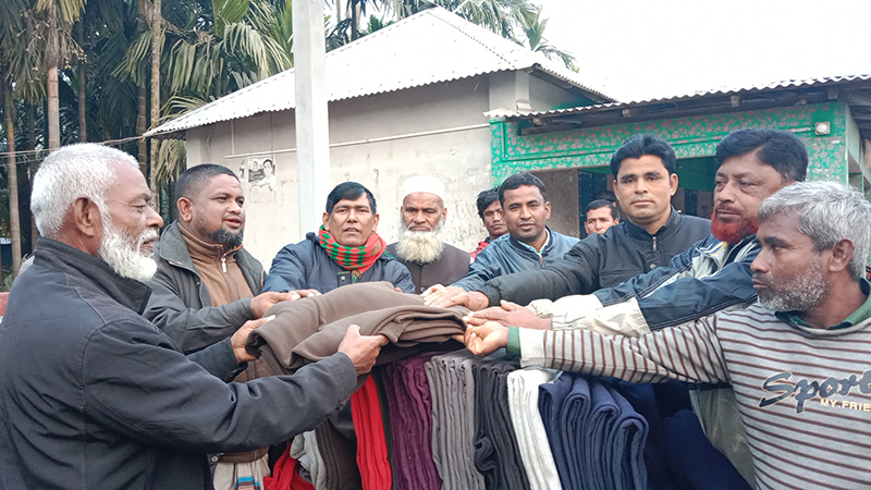 তেঁতুলিয়ায় পাথর শ্রমিকদের মাঝে শিশু কল্যাণ সংস্থার শীতবস্ত্র বিতরণ