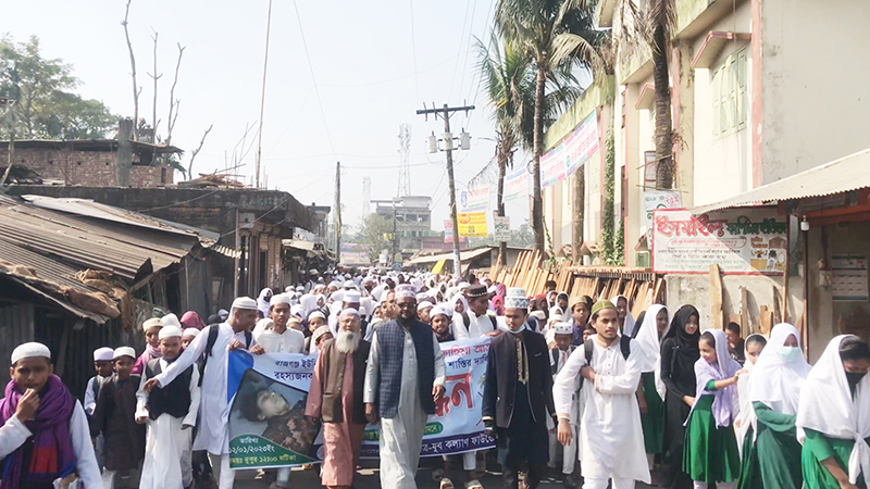নোয়াখালীতে ছাত্রী ফাহিমা হত্যার প্রতিবাদে মানববন্ধন