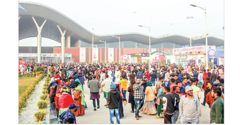 ছুটির দিনে জমজমাট বাণিজ্য মেলা