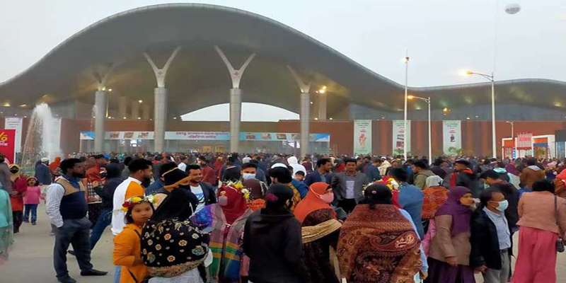 বাণিজ্যমেলায় ছুটির দিনে ক্রেতা-দর্শনার্থীদের উপচেপড়া ভিড়