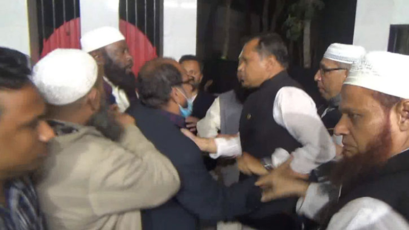 শহীদ মিনারে ফুল দেয়ার সময় আ. লীগের দুই গ্রুপের হাতাহাতি