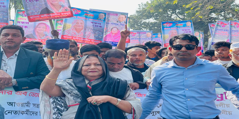 হাসনা মওদুদের নেতৃত্বে মিছিল নিয়ে বিভাগীয় সমাবেশে নেতাকর্মিরা
