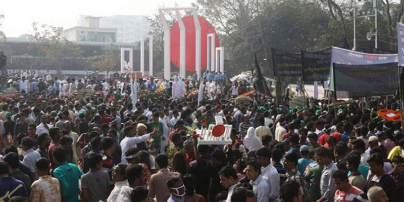 কেন্দ্রীয় শহীদ মিনারে সর্বস্তরের মানুষের শ্রদ্ধা