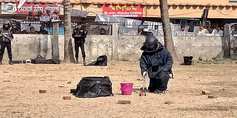 চাঁপাইনবাবগঞ্জ-৩ ভোটকেন্দ্রের ভেতর থেকে ককটেল উদ্ধার