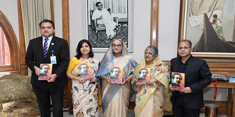 বঙ্গবন্ধুর ওপর রচিত বইয়ের মোড়ক উন্মোচন করলেন প্রধানমন্ত্রী