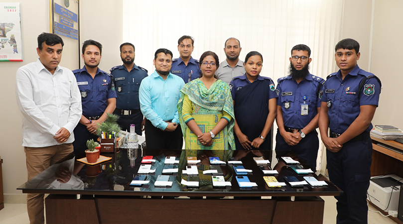 ৮ লক্ষ টাকার ২৯ টি মোবাইল হস্তান্তর করলো এন্টি টেররিজম ইউনিট