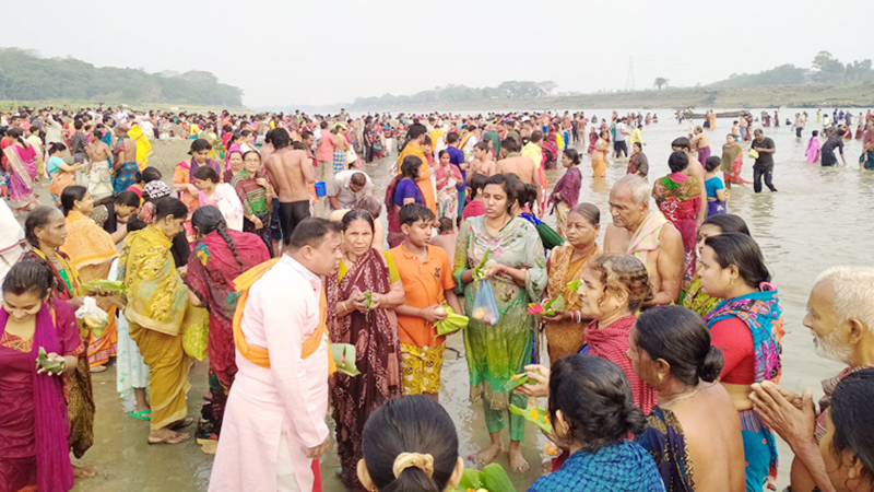 ময়মনসিংহের ব্রহ্মপুত্র নদের তীরে হাজার হাজার পুণ্যার্থীদের ঢল