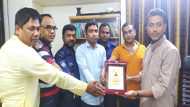 রুহিয়া থানার দুই এসআই'র  বিদায় সম্বর্ধনা
