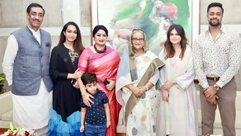 প্রধানমন্ত্রীর সঙ্গে শামীম ওসমানের সপরিবারে সৌজন্য সাক্ষাৎ