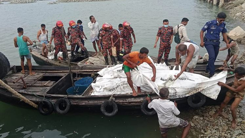 কক্সবাজারে ভেসে আসা ট্রলার থেকে অর্ধগলিত ১০ মরদেহ উদ্ধার