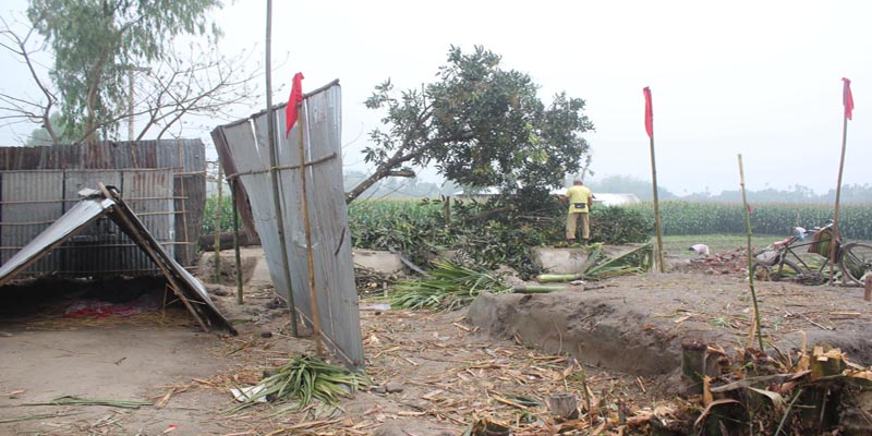 ডোমারে অসহায় পরিবারকে ভিটা ছাড়া, বাড়িঘর ভাংচুর