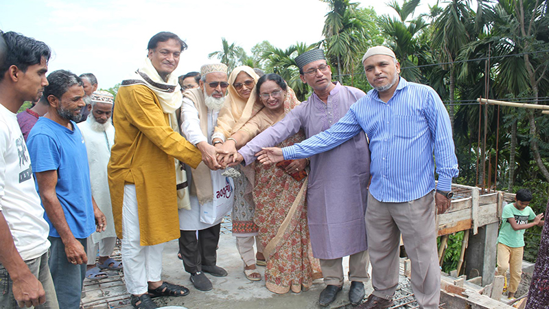 ডোমারে ফজিল উদ্দিন সরকার জামে মসজিদের ২য় তলা ছাঁদ ঢালাই কাজের উদ্বোধন
