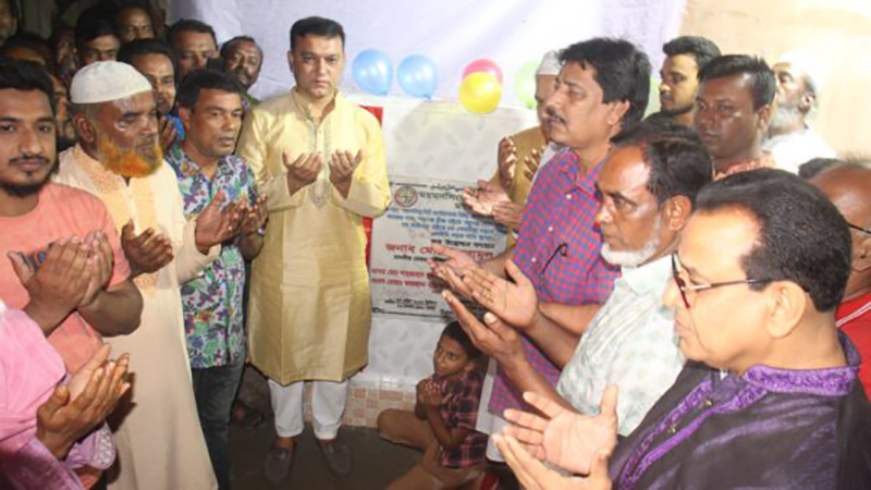 ময়মনসিংহে নৌকাকৃতি এলইডি সড়ক বাতির উদ্বোধন