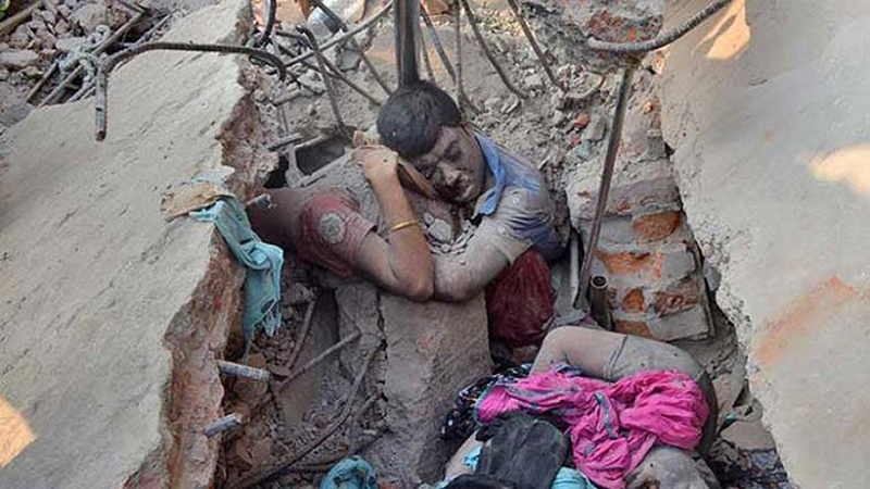 রানা প্লাজা ট্র্যাজেডির ১০ বছর : ফুল দিয়ে শ্রদ্ধা নিবেদন