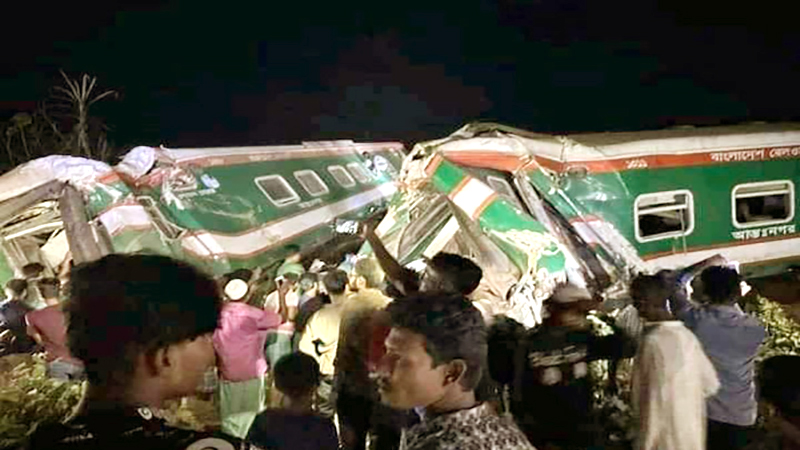 এক লাইনে দুই ট্রেন, সংঘর্ষে আহত ২৫