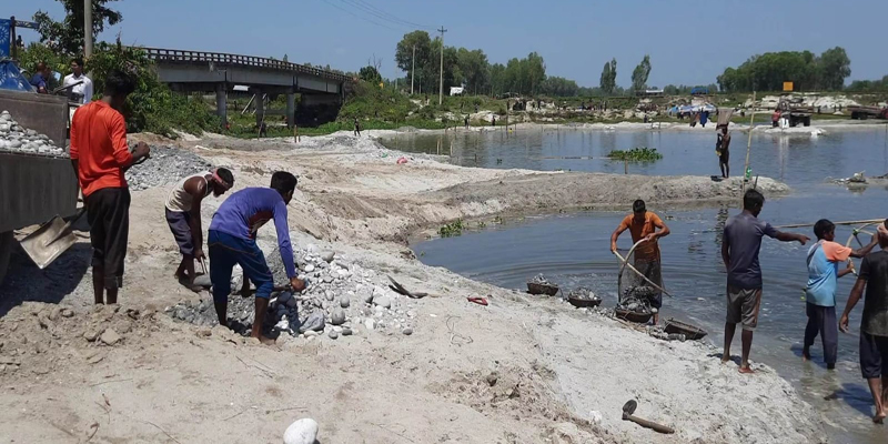 তেঁতুলিয়ায় সেতু সংলগ্ন স্থানে পাথর-বালু উত্তোলনের  দায়ে তিন ব্যক্তির কারাদন্ড