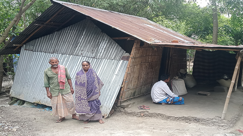 ঢেউটিন দিয়ে মানবতার দৃষ্টান্ত স্থাপন করলেন ইউপি চেয়ারম্যান