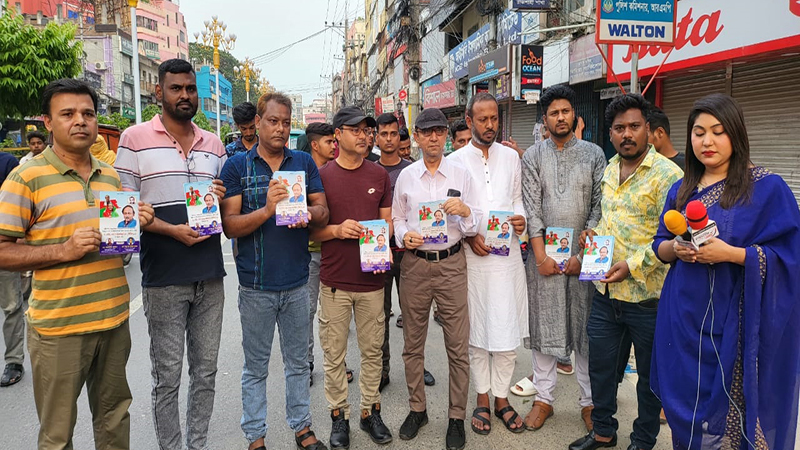রাসিক মেয়র লিটনকে নির্বাচিত করতে সাংবাদিকদের লিফলেট বিতরণ