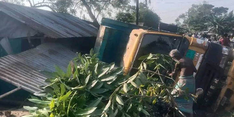 নিয়ন্ত্রণ হারিয়ে বসতবাড়িতে কাভার্ডভ্যান, ঘুমন্ত মা-মেয়ে নিহত