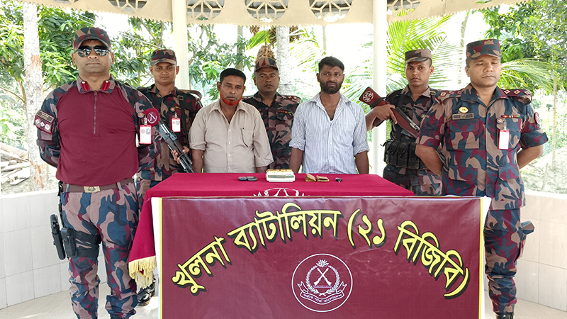 শার্শা সীমান্তে ২ কোটি টাকা মুল্যের ৯টি স্বর্ণের বারসহ দুই পাচারকারী আটক