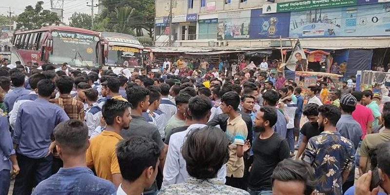 ভালুকায় বেতন বৃদ্ধির দাবিতে ঢাকা-ময়মসিংহ মহাসড়ক অবরোধ