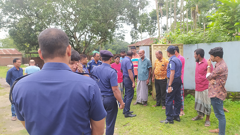 রুহিয়ায় নৈশপ্রহরী ও ভাড়াটিয়াকে বেঁধে  ডাকাতি